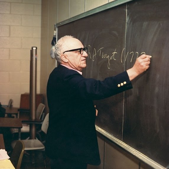Portrait von Murray N. Rothbard: Rothbard an der Tafel (1985)