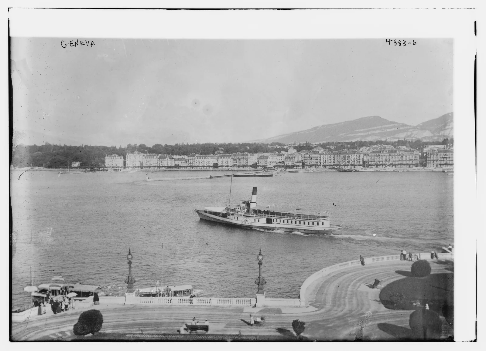 Genf, Uferpromenade mit Rotonde des Pâquis und Raddampfer „Lausanne", Glasnegativ aus der George-Grantham-Bain-Sammlung