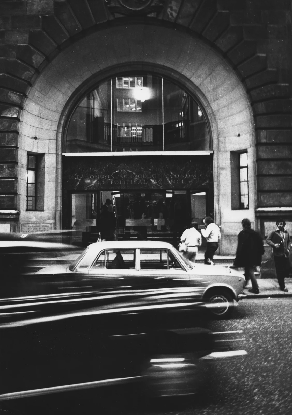 Haupteingang der LSE in der Houghton Street, 1973. Foto aus der LSE-Library-Sammlung, Wirkungszeit Hayeks gerade beendet, Übergangsphase zur LSE der Robbins-Ära.