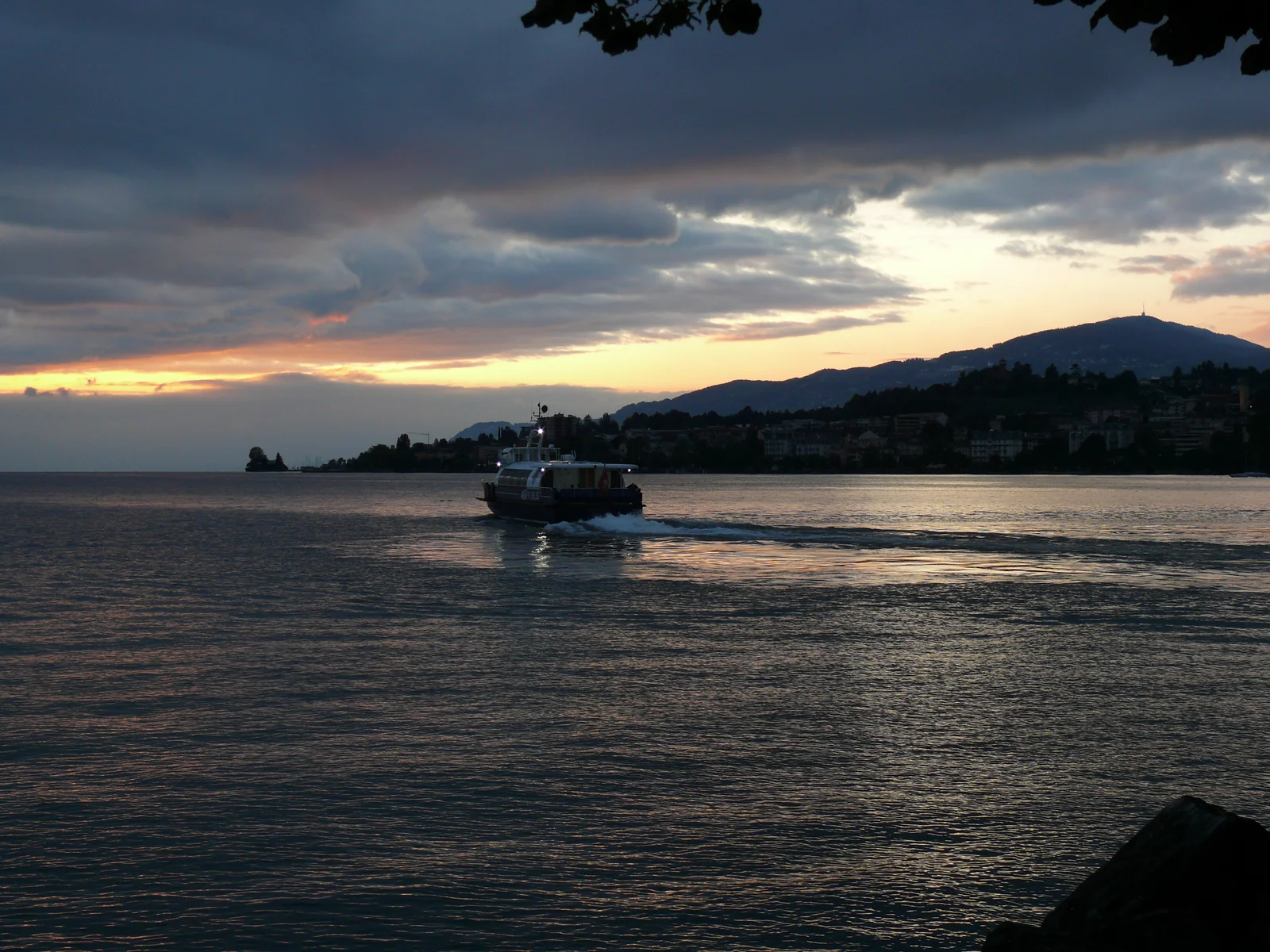 Mont Pèlerin von Montreux aus über den Genfersee gesehen.