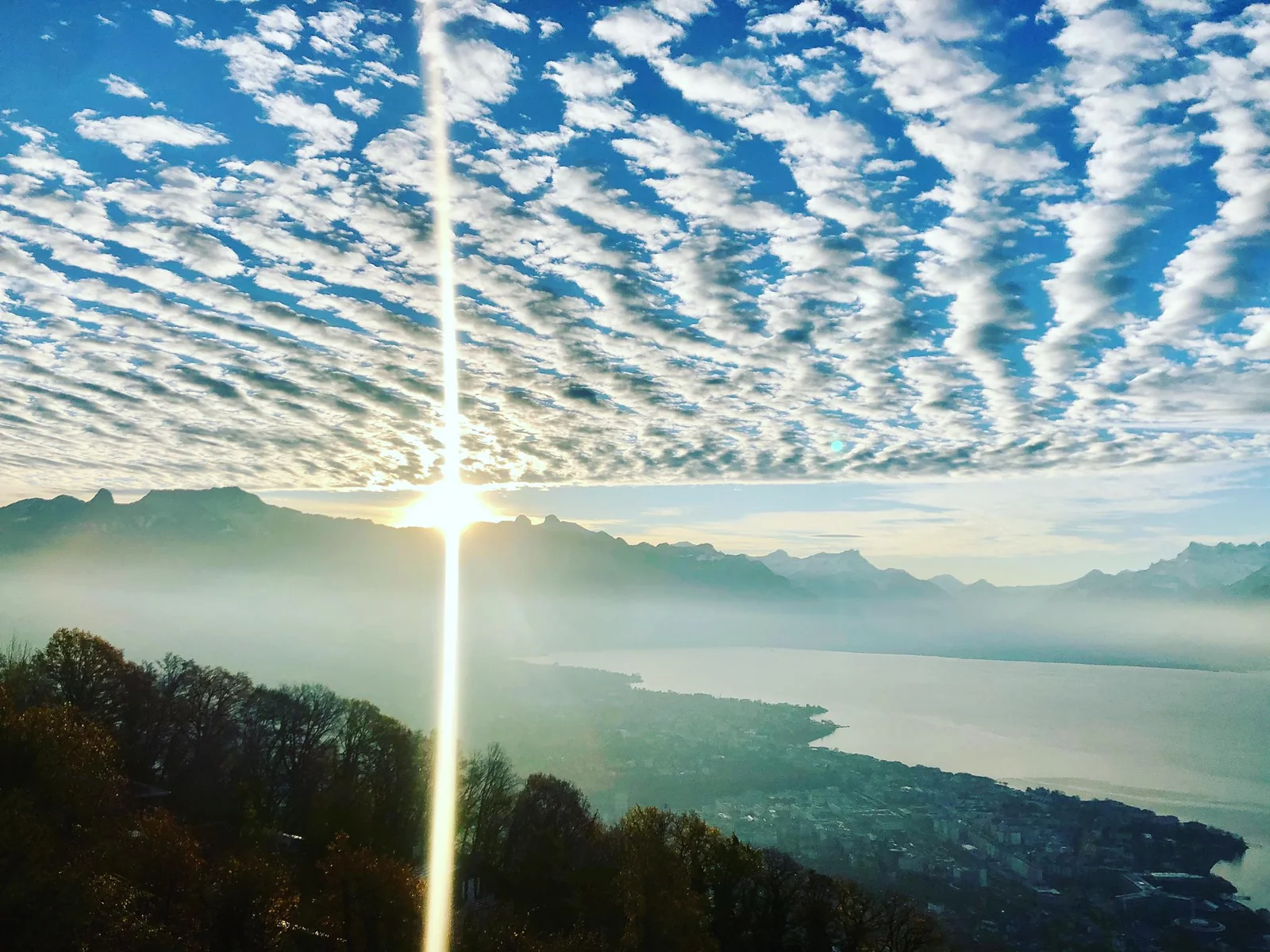 Sonnenaufgang vom Mont Pèlerin auf 1075 m Höhe über dem Genfersee.